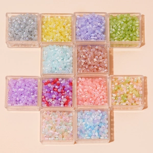 Makroaufnahme bunter Glasperlen in Boxen für DIY handgefertigten Schmuck