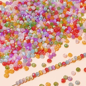 Makroaufnahme bunter durchscheinender Glasperlen mit Katzenaugeneffekt für DIY-Schmuck
