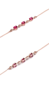 Détail du bracelet en or rose avec rubis ovales et accents de diamants blancs