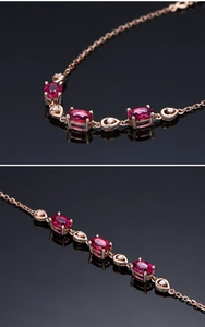 Détail d'un bracelet de luxe en or rose avec pierres précieuses rouges et diamants