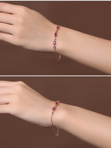Vue détaillée du bracelet luxueux en or rose avec pierres ovales rouges et sertissage à griffes