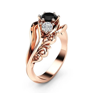 Vintage roségouden ring met een grote zwarte edelsteen en fijne filigraan details