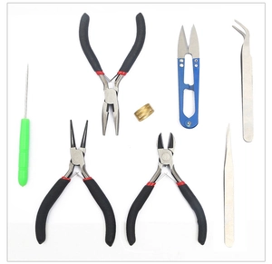 Kit détaillé de 8 outils de bijouterie avec pinces, pincettes et ciseaux sur fond blanc