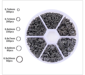 Makroansicht der gunmetal Binderinge im 6-Fach-Organizer für die DIY-Schmuckherstellung