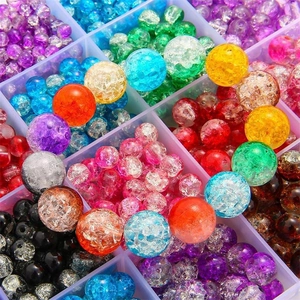Kit de fabrication de bijoux DIY avec perles de verre colorées dans une boîte de 24 cases