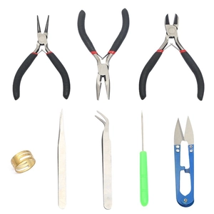 Kit de 8 outils de fabrication de bijoux DIY avec pinces et ciseaux sur fond blanc