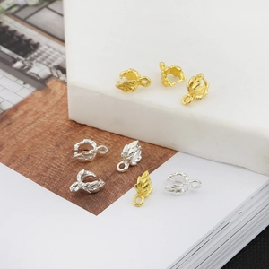 Pendenti in metallo a forma di foglia in oro e argento con trame fogliari dettagliate