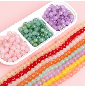 Détail macro de perles en verre de 10mm avec feuille d'or pour bijoux DIY
