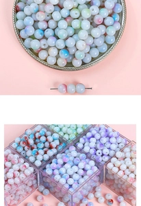 Detalle de cuentas de porcelana multicolor para la creación de collares y pulseras DIY