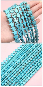 Gros plan de perles turquoise en formes d'étoile, tortue et feuille pour bijoux DIY