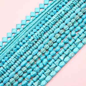 Diverses perles en turquoise synthétique de formes carrées et rondes pour création de bijoux