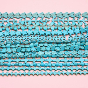 Perles en turquoise synthétique formes papillon et étoile sur un fond rose vif éclatant