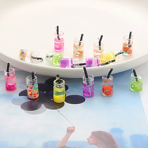 Detailansicht von Mini-Fruchtgetränkeflaschen aus Harz für DIY Schmuckherstellung Zubehör