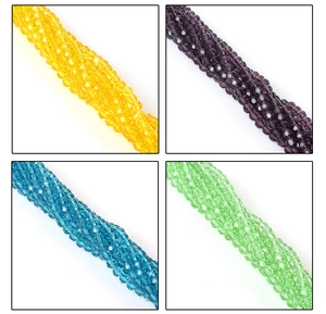 Primo piano di perline di vetro sfaccettato da 6 mm in giallo, viola, blu e verde per DIY