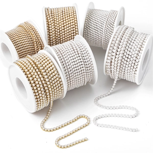 Cadenas de perlas y pedrería en carretes para joyería DIY y decoración de ropa