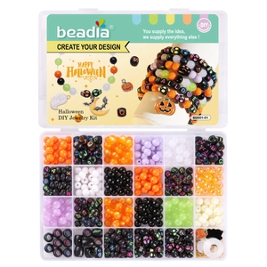 Vista superior del kit de joyería DIY Halloween con 24 rejillas de cuentas y dijes