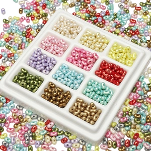 Bunte perlmuttfarbene Erdnussperlen aus Acryl für DIY-Schmuck in einer 12er-Sortierbox