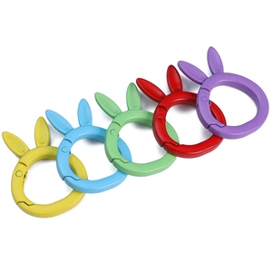 Set van vijf kleurrijke legering sleutelhangers met konijnenoren in geel blauw groen rood en paars