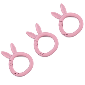 Drie roze konijnenoor veerringen met matte afwerking voor DIY sleutelhanger projecten
