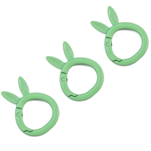 Drie groene metalen veerringen in konijnenoor-vorm voor DIY-sleutelhangers en knutselen
