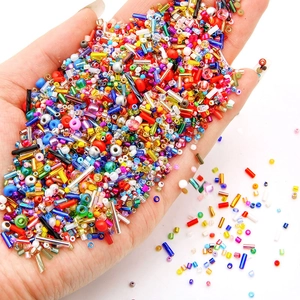 Mélange coloré de perles de rocaille en verre pour la création de bijoux DIY