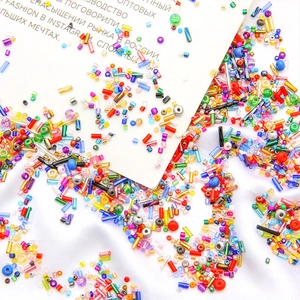 Mélange de perles de rocaille et tubes en verre colorés pour bijoux DIY sur tissu