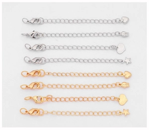 Detailliertes Set aus 14K vergoldeten und silbernen Verlängerungsketten mit Anhängern