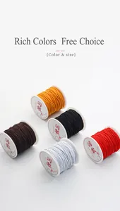 Macro-opname van veelkleurige elastische koordspoelen voor doe-het-zelf sieraden en armbanden