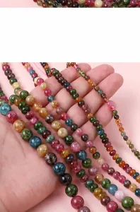 Dettaglio macro di perline tonde in tormalina multicolore per gioielli fai da te varie misure