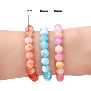 Dettaglio di perle di giada persiana sintetica da 8mm in tre stili colorati diversi