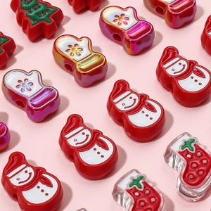 Makro-Detail von Weihnachts-Schneemann, Baum und Socken Charms für DIY-Schmuck