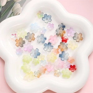 Detailansicht bunter transluzenter Kirschblüten-Glasperlen für DIY-Schmuckherstellung