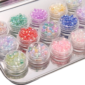 Detailoverzicht van gefacetteerde kristalglazen kralen in diverse kleuren voor DIY sieraden