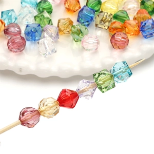 Detailansicht von 10mm facettierten Acrylperlen für DIY-Schmuck in bunten Farben