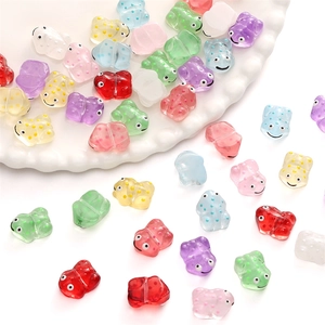 Vue macro de perles en verre grenouille peintes à la main pour bijoux DIY
