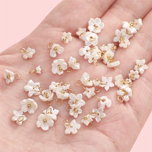 Mini pendentifs fleurs et étoiles en résine avec perle dorée pour création de bijoux DIY