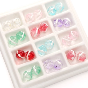 Vue détaillée de perles en résine colorées à facettes rangées dans un plateau de stockage