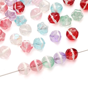 Vue macro des perles citrouille en verre fait main avec rayures pour création bijoux