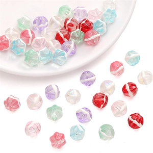 Détail de perles en résine colorées en forme de fleur avec rayures blanches DIY