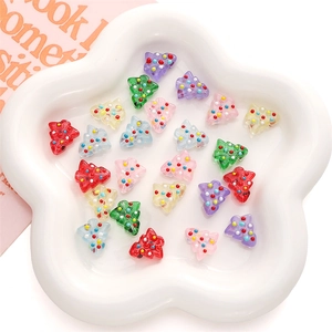 Gros plan de perles de Noël colorées en résine pour bijoux DIY et artisanat