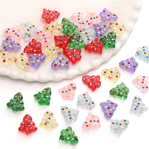 Détail macro de perles de sapin de Noël colorées et translucides avec points 3D pour bijoux