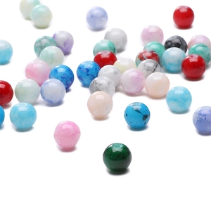 Primer plano de cuentas de vidrio veteado de colores para hacer joyas de bricolaje