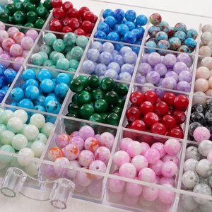 Cuentas redondas de vidrio jaspeado de colores en caja transparente para joyería DIY