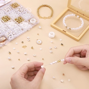 Détail d'un kit de bijoux DIY montrant l'enfilage de perles de perles et de lettres