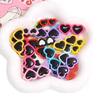 Gekleurde mini hartvormige acryl zonnebril bedeltjes voor DIY en pop accessoires
