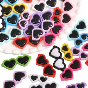 Gekleurde hartvormige acryl zonnebrillen voor DIY sieraden en knutselwerkjes voor poppen