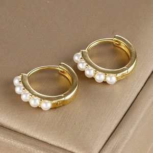 Orecchini a cerchio placcati oro 18K con cinque eleganti perle dal design minimalista