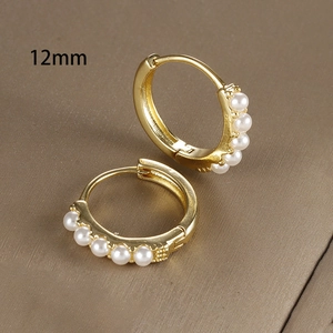 Macro di orecchini a cerchio da 12mm placcati oro 18K con cinque delicate perle bianche