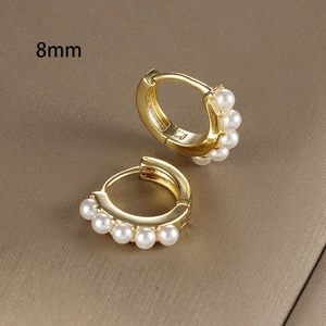 Eleganti orecchini a cerchio placcati oro 18K con cinque perle bianche e diametro 8mm