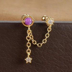 Détail d'une boucle d'oreille chaîne en or avec opale violette et zircons blancs